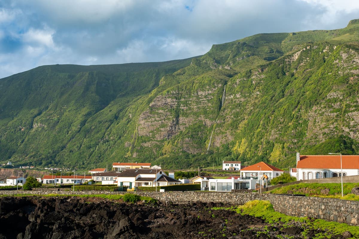 Cascade sur l'île de Flores aux Açores