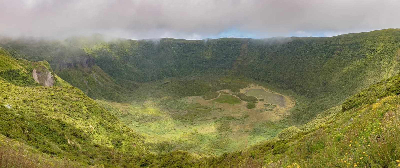 Panorama de la Caldeira de Faial et de ses versants intérieurs