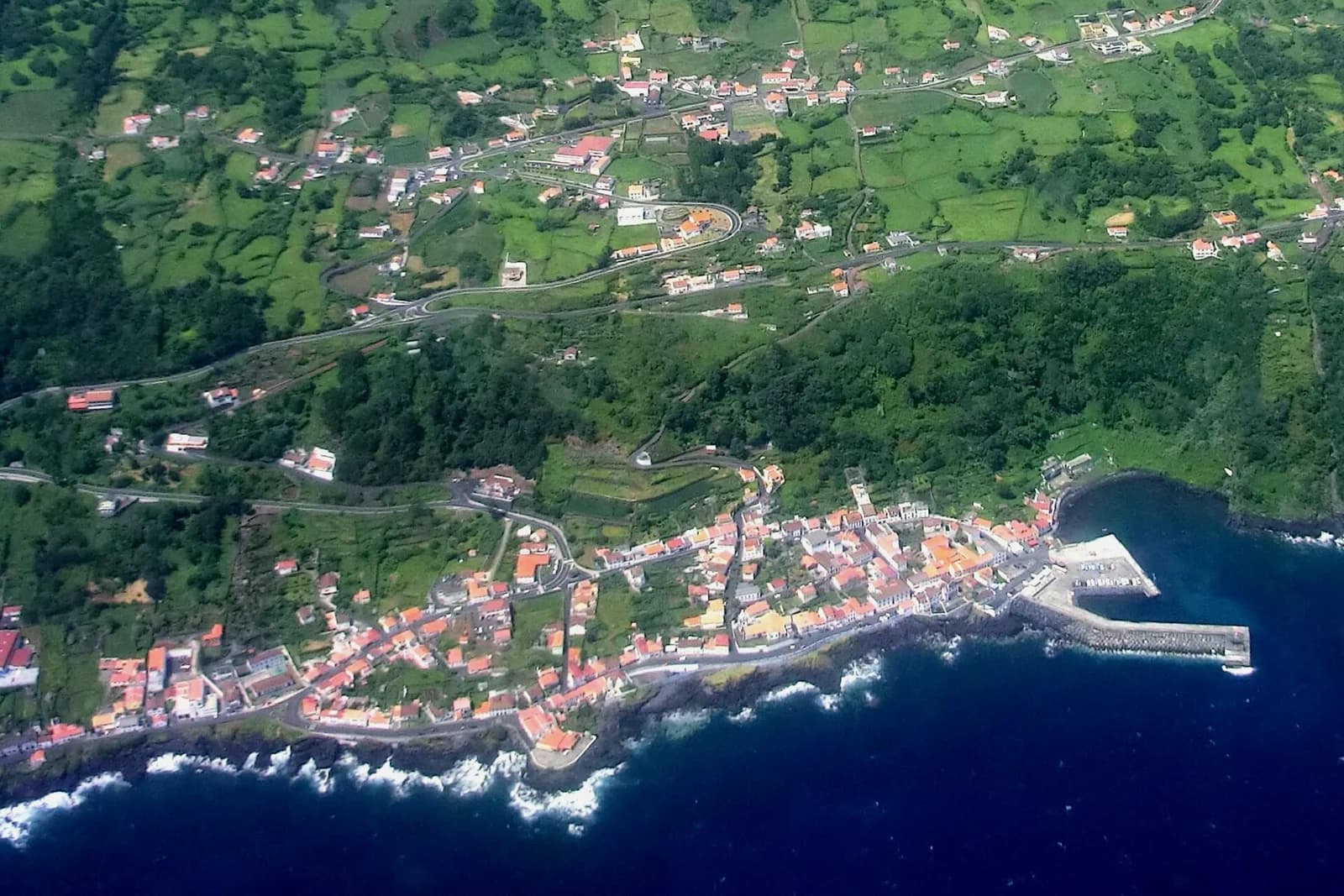 Le bourg côtier de Calheta à São Jorge