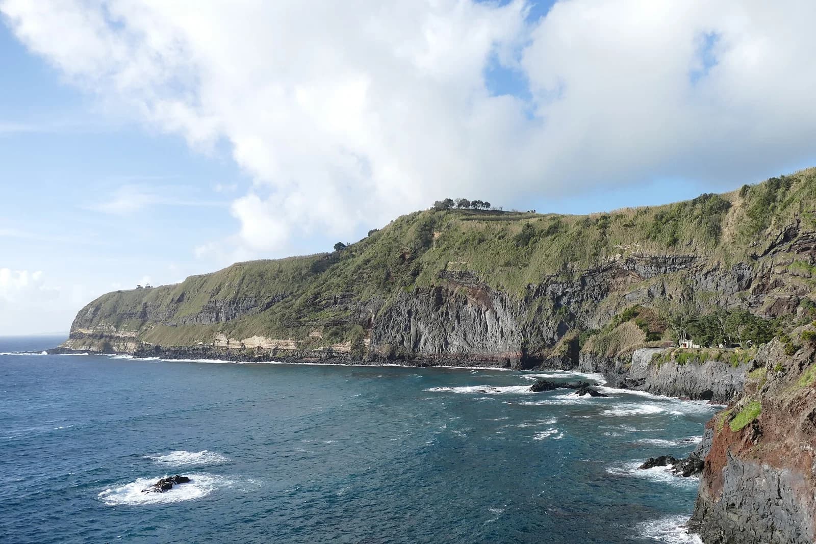 Côte volcanique de São Miguel vue depuis Caloura