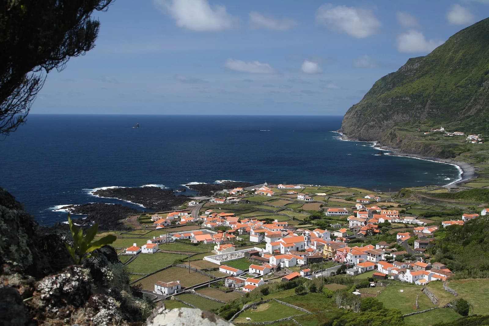 Le village de Fajã Grande sous les falaises de Flores