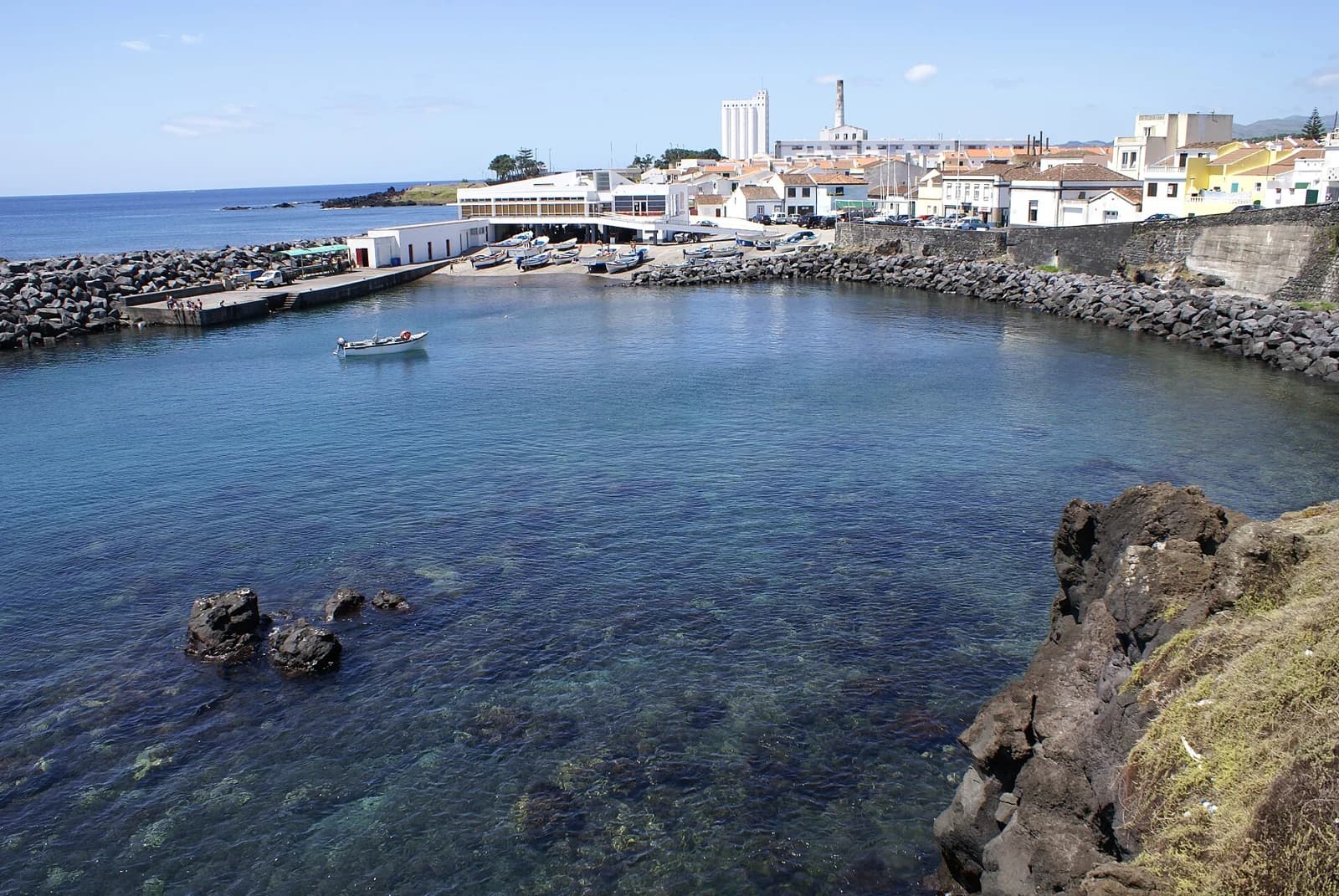 Port de Lagoa vu depuis le Miradouro do Castelo, São Miguel