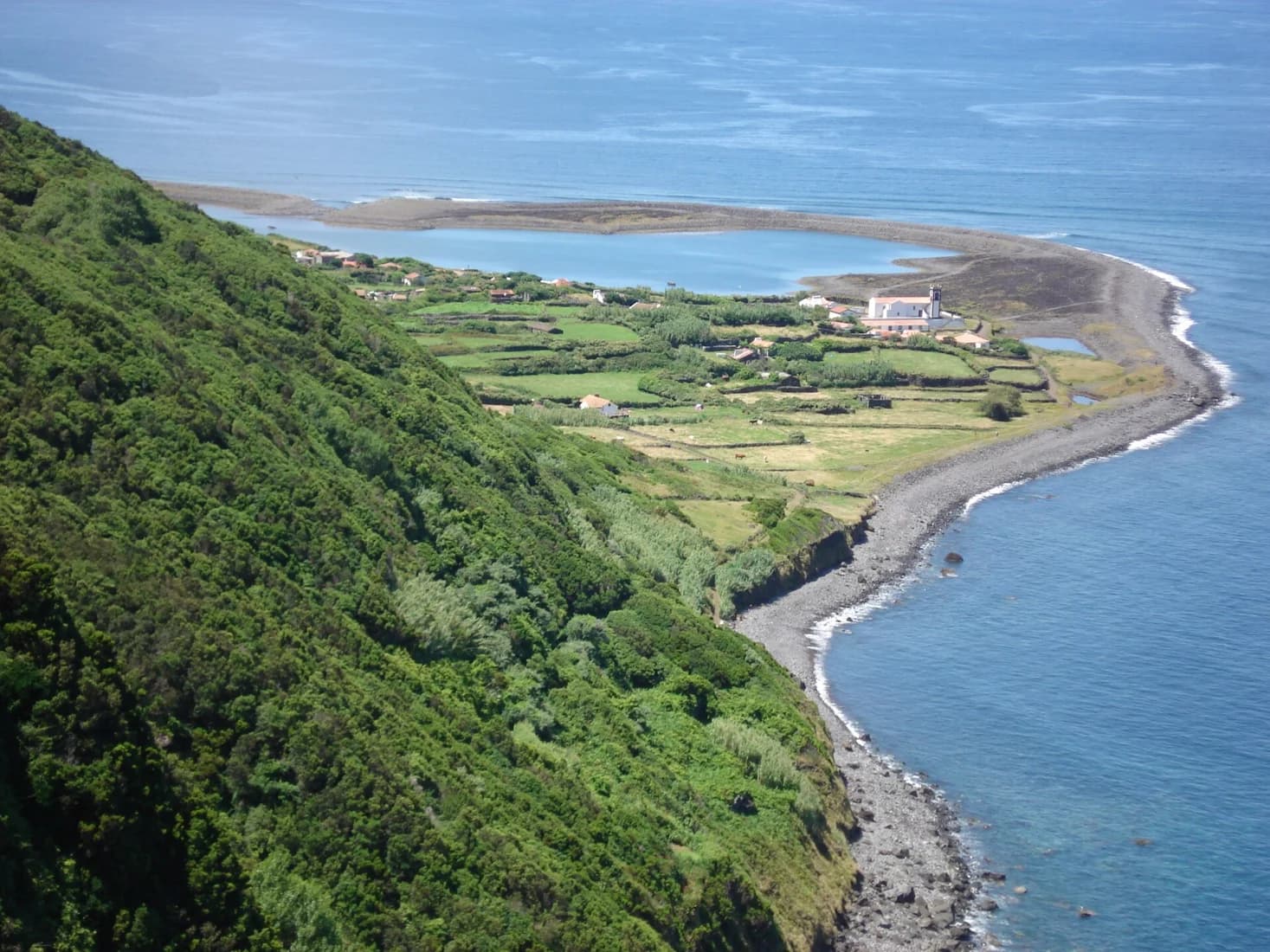 Fajã da Caldeira de Santo Cristo et sa lagune à São Jorge