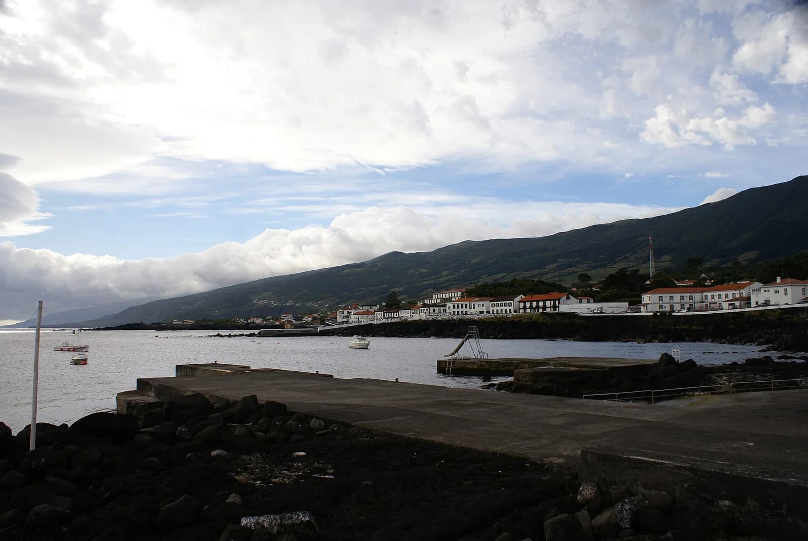 Vue du bourg de São Roque do Pico sur la côte nord