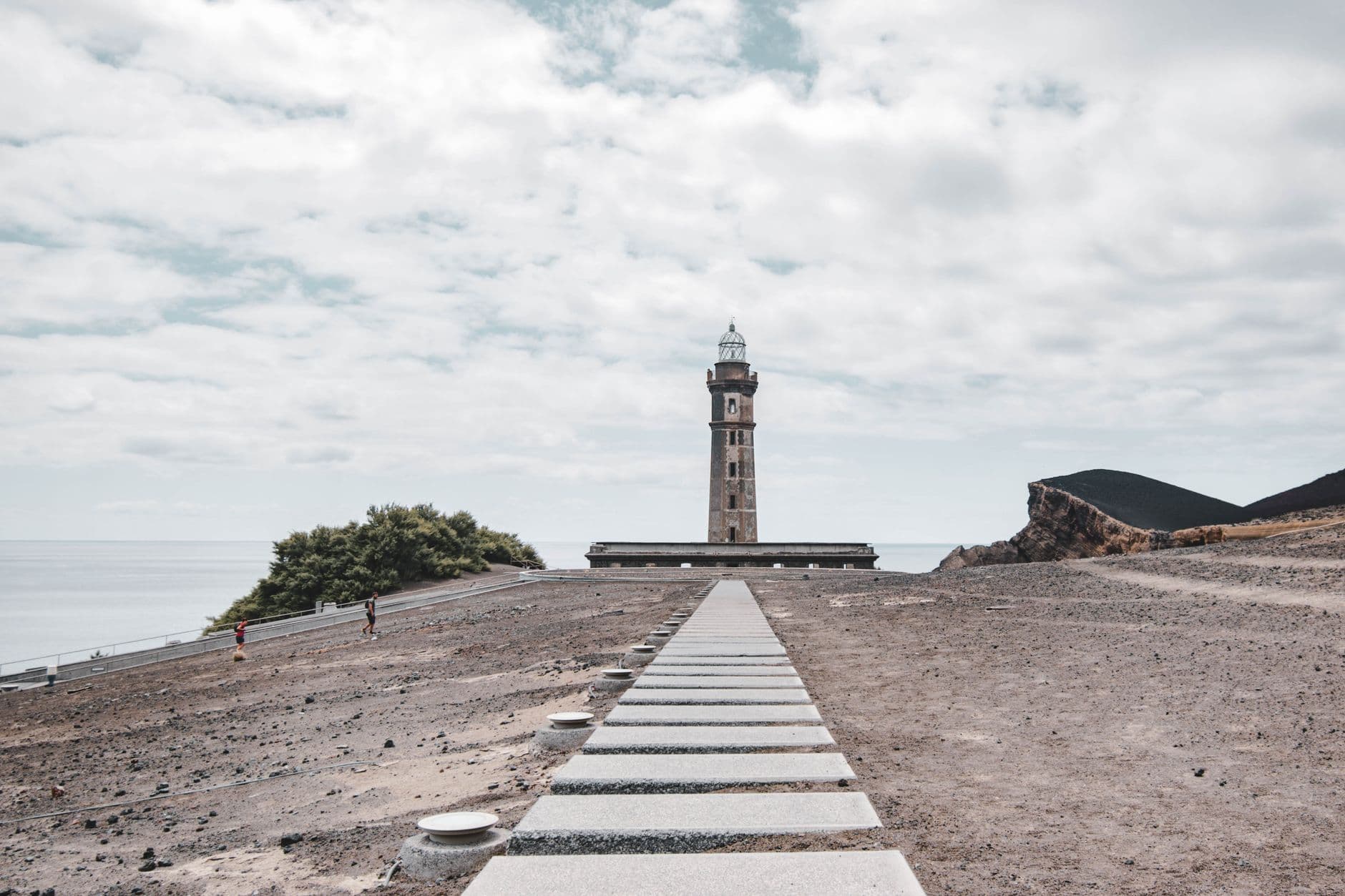 La marina colorée de Horta à Faial, avec le volcan Pico à l'horizon
