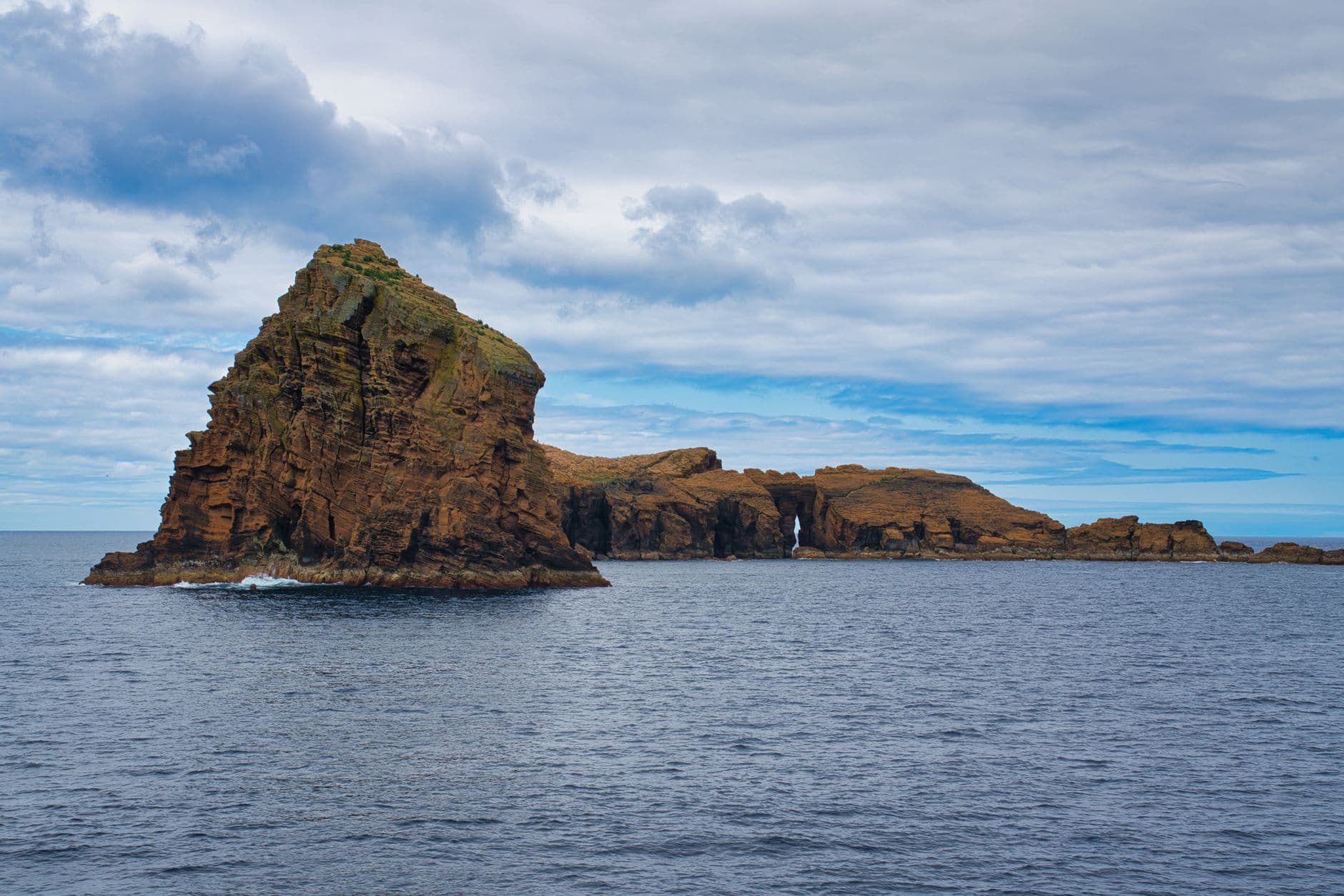 L'îlot volcanique circulaire au large de Vila Franca do Campo à São Miguel