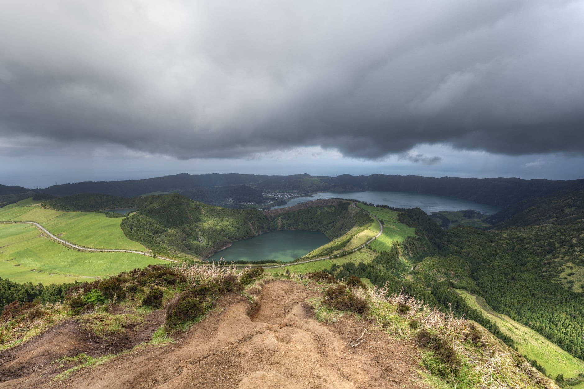Vue panoramique sur la caldeira de Sete Cidades et ses lacs, São Miguel, Açores