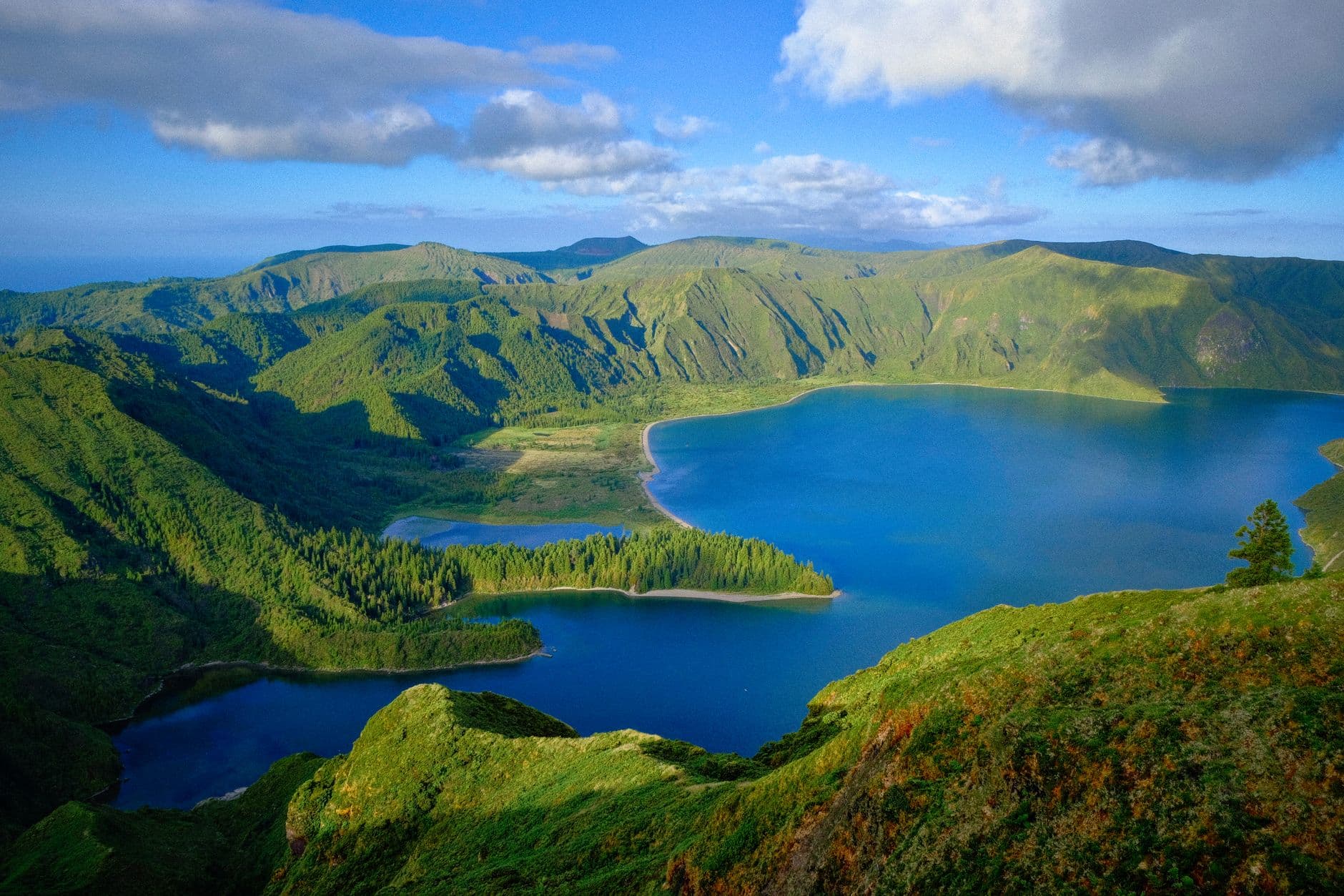 Le lac de cratère de Sete Cidades à São Miguel