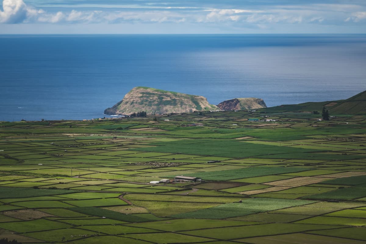 Paysage côtier de l'île de Faial aux Açores