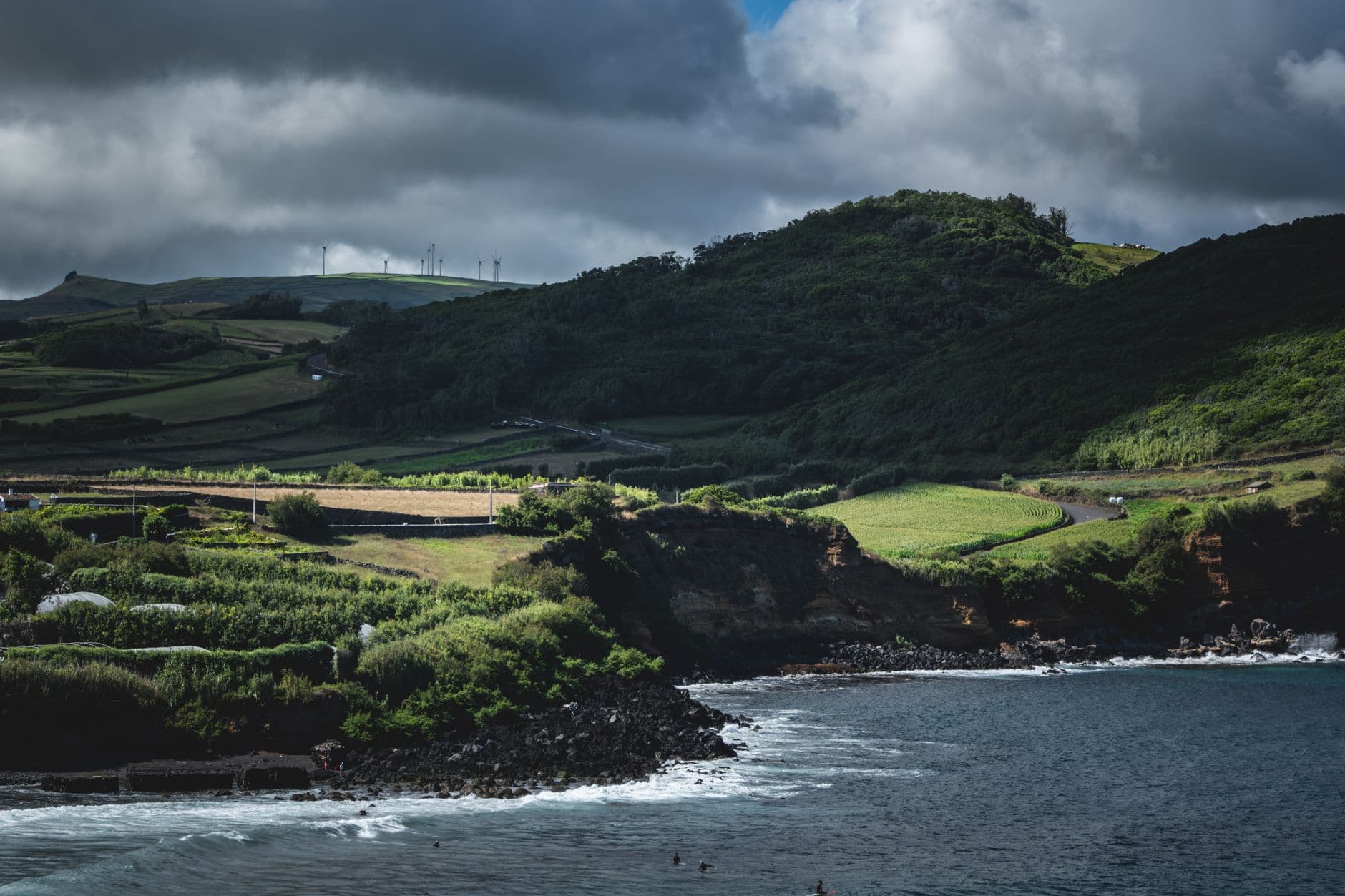 Bateaux dans un port des Açores