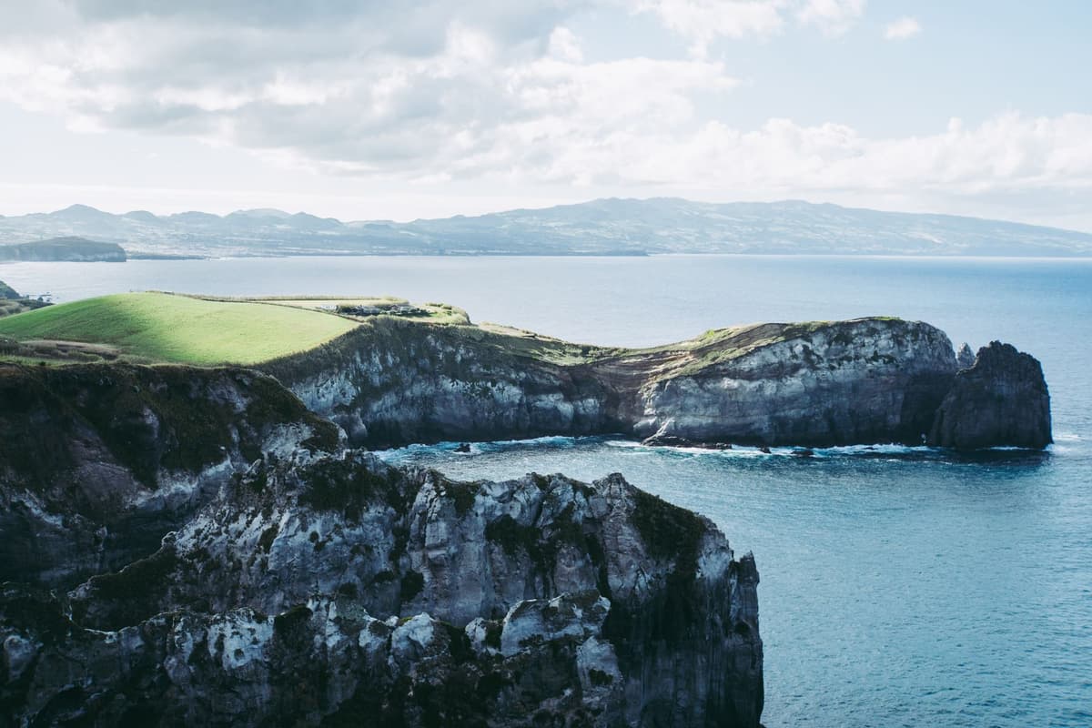Ville côtière de l'île de São Miguel