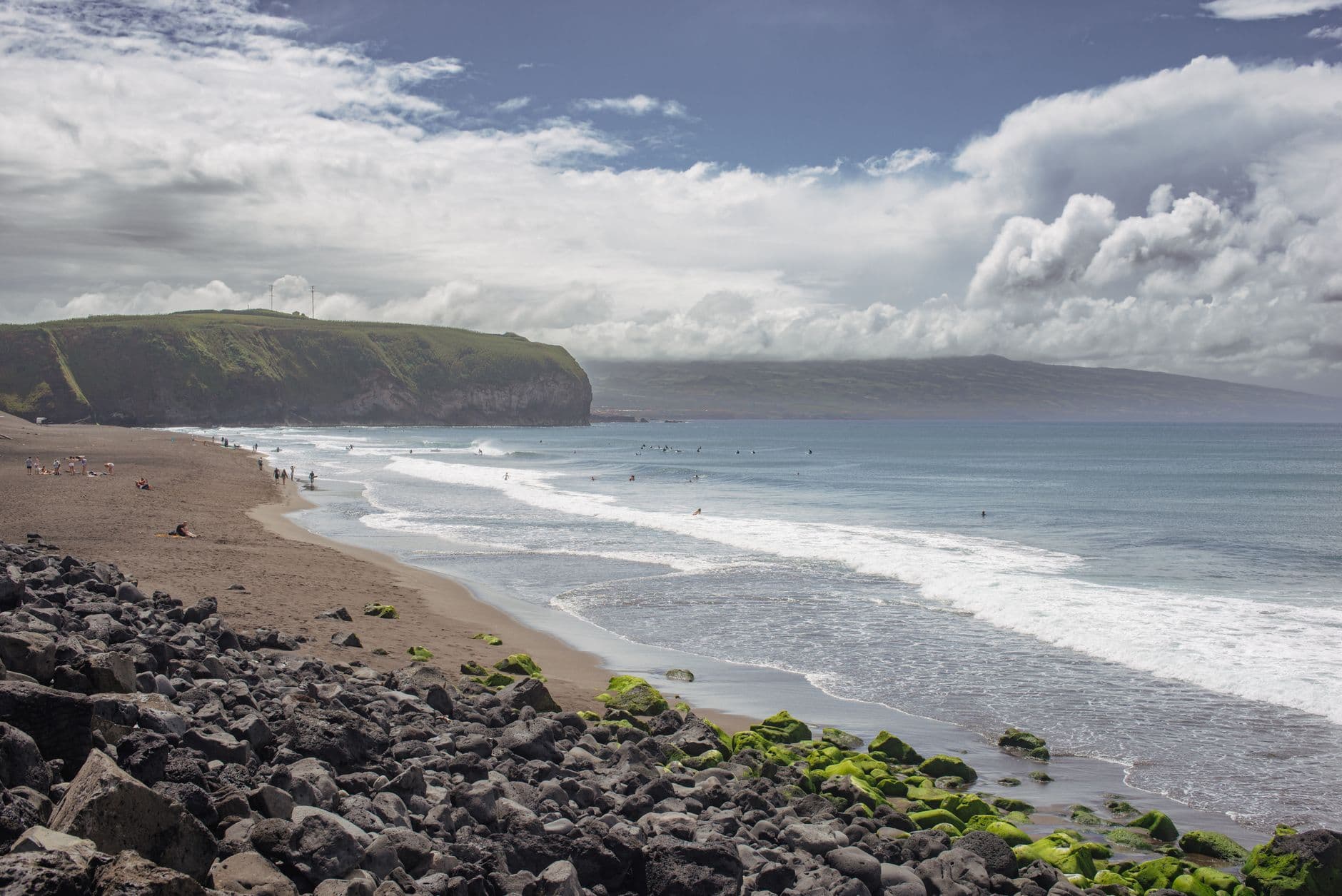 Plage de sable noir et falaises volcaniques à São Miguel, Açores